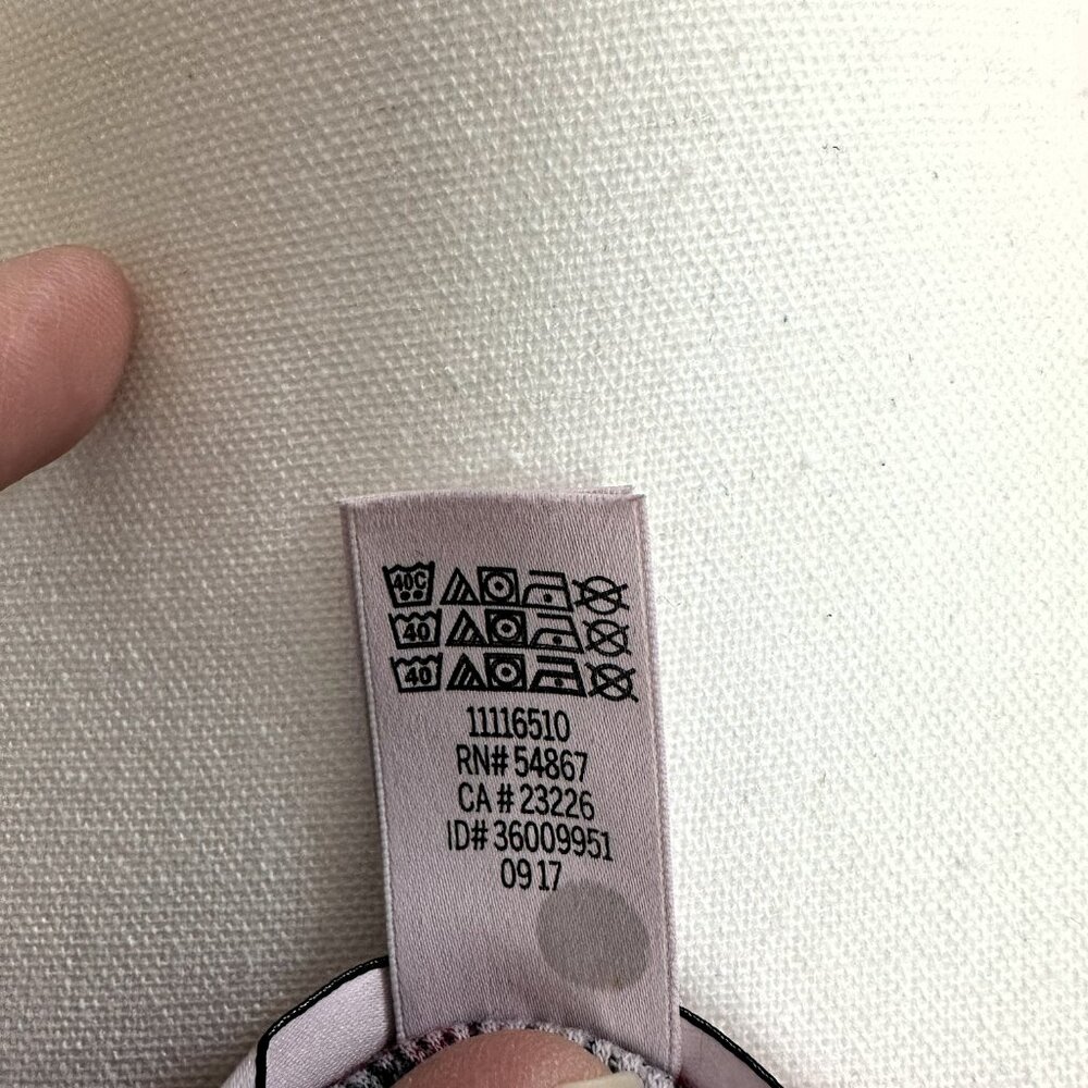 Women's Plus Size XL Victoria Secret Light Weight Stretchy V-Neck Sweater - Picture 8 of 8